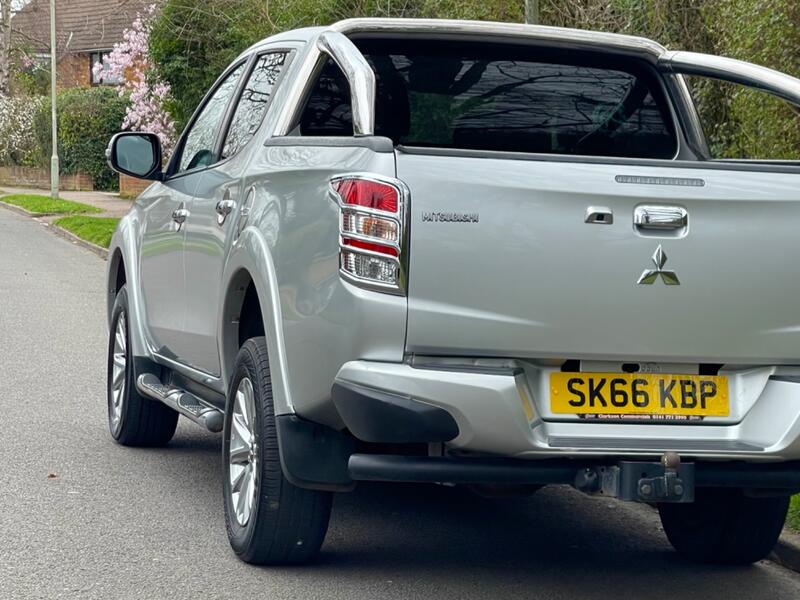 MITSUBISHI L200